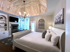 Cozy 5BR Escape: Games Room, Grill, Near Hiking